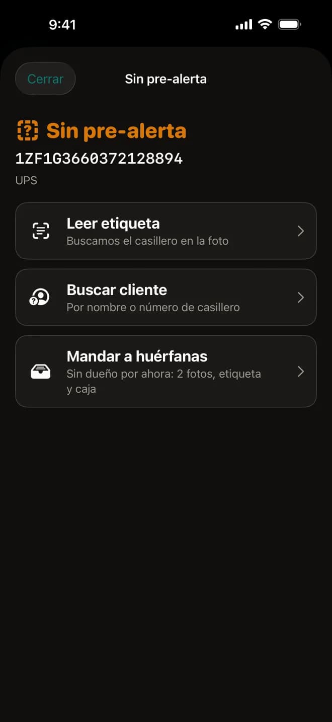 Una caja sin pre-alerta en la app: leer la etiqueta, buscar al cliente o dejarla sin asignar.